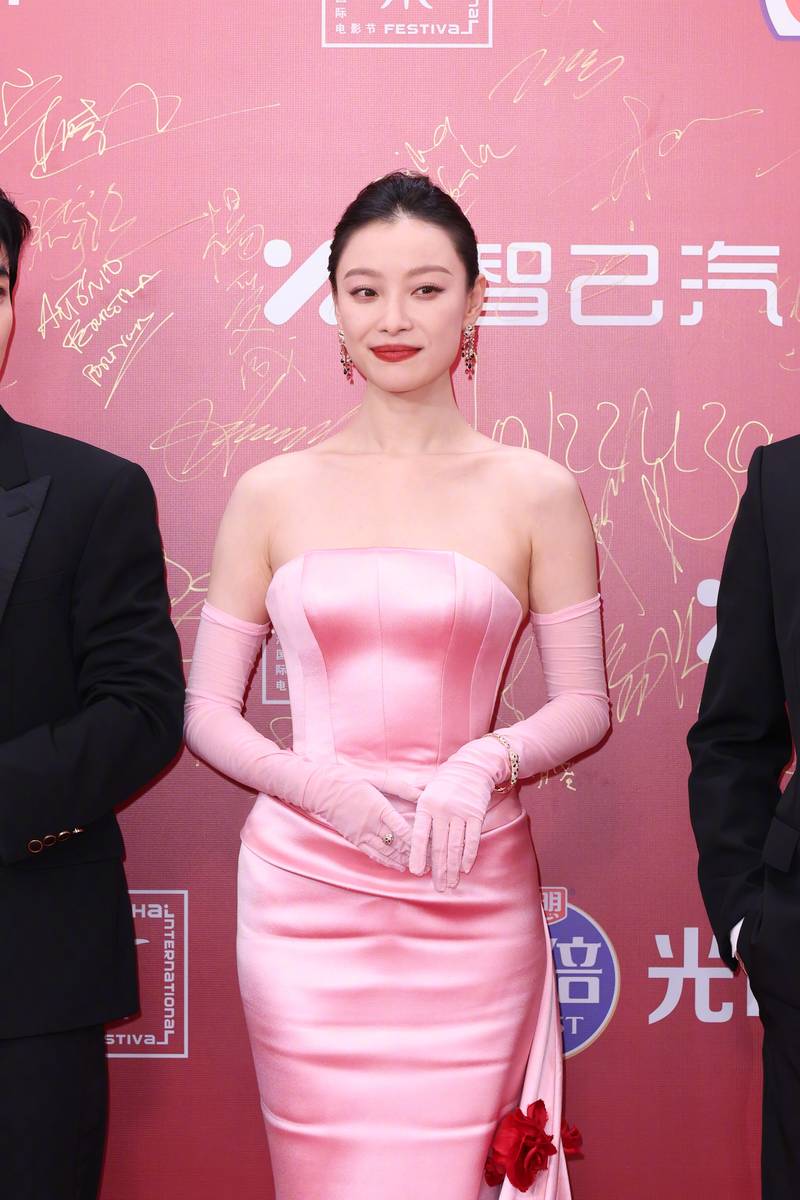 男帅女美!《东极岛》剧组亮相上影节开幕红毯 主演朱一龙吴磊倪妮同框