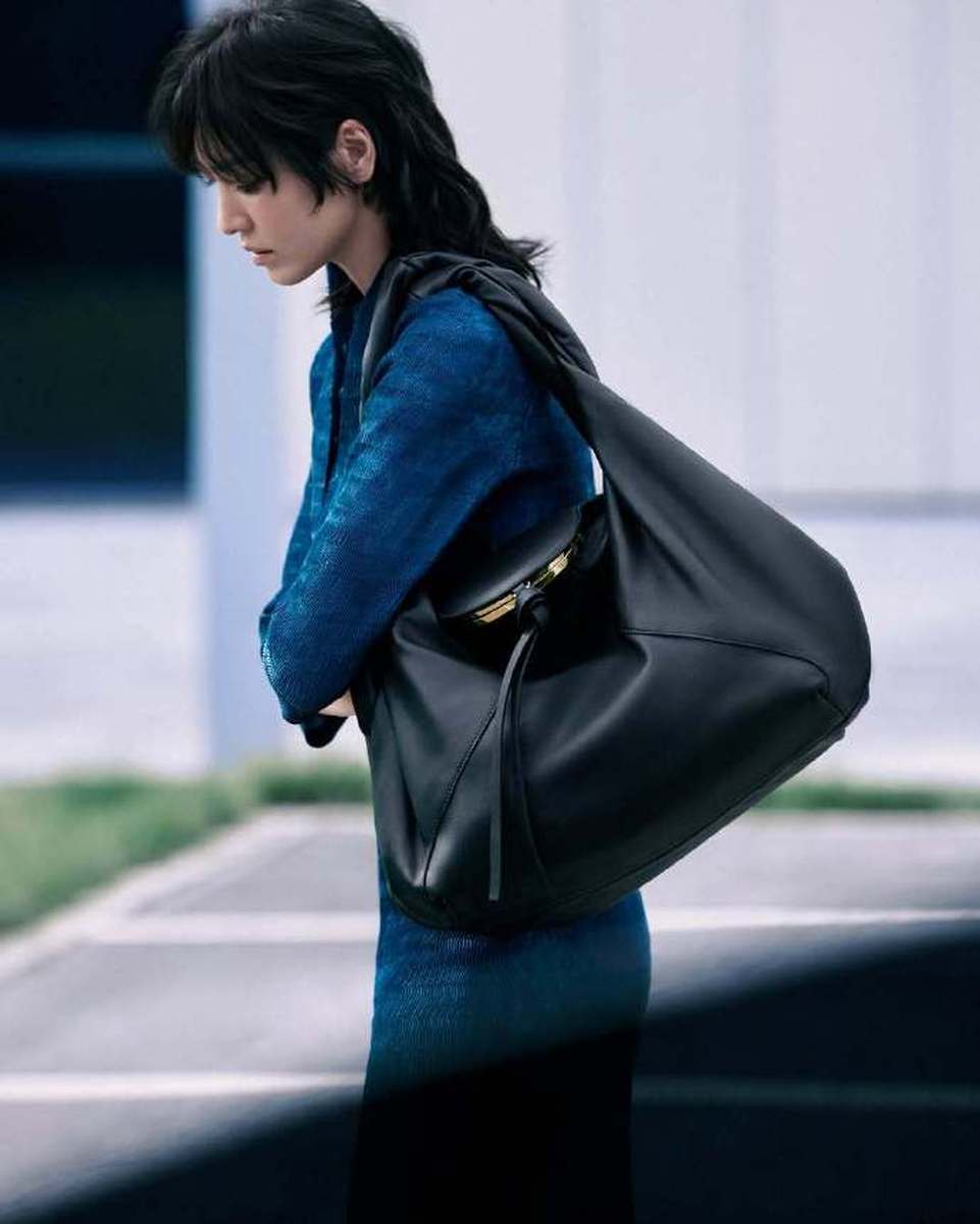 宋慧乔鲻鱼头搭配黑色长靴 随性时尚不失酷感