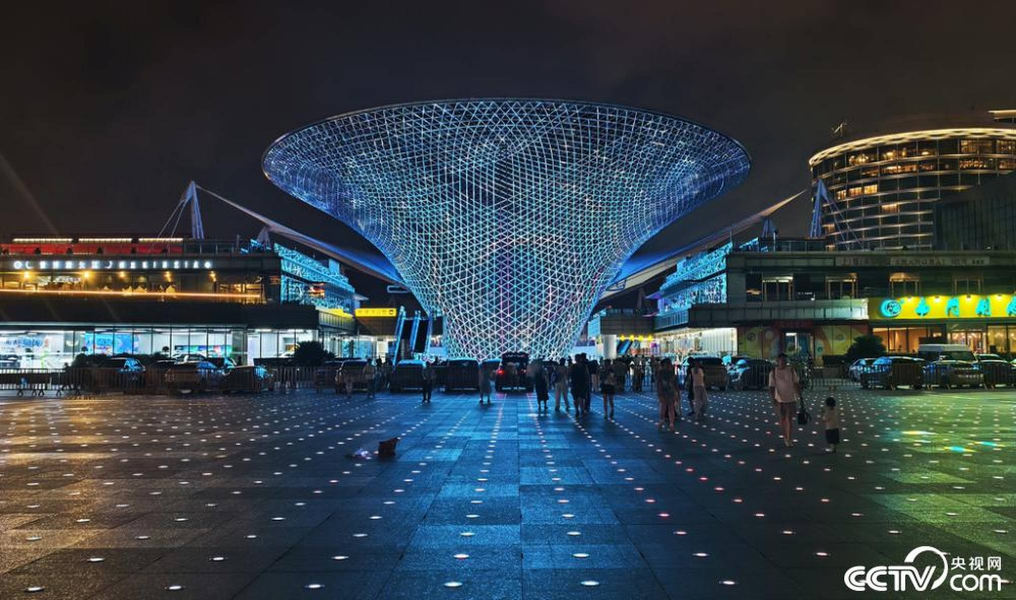 上海世博园区点亮绚丽灯光秀为世界人工智能大会造势