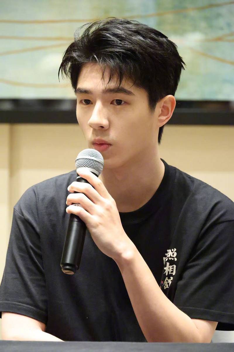 刘昊然亮相电影《南京照相馆》上海发布会 生图直出侧颜好帅