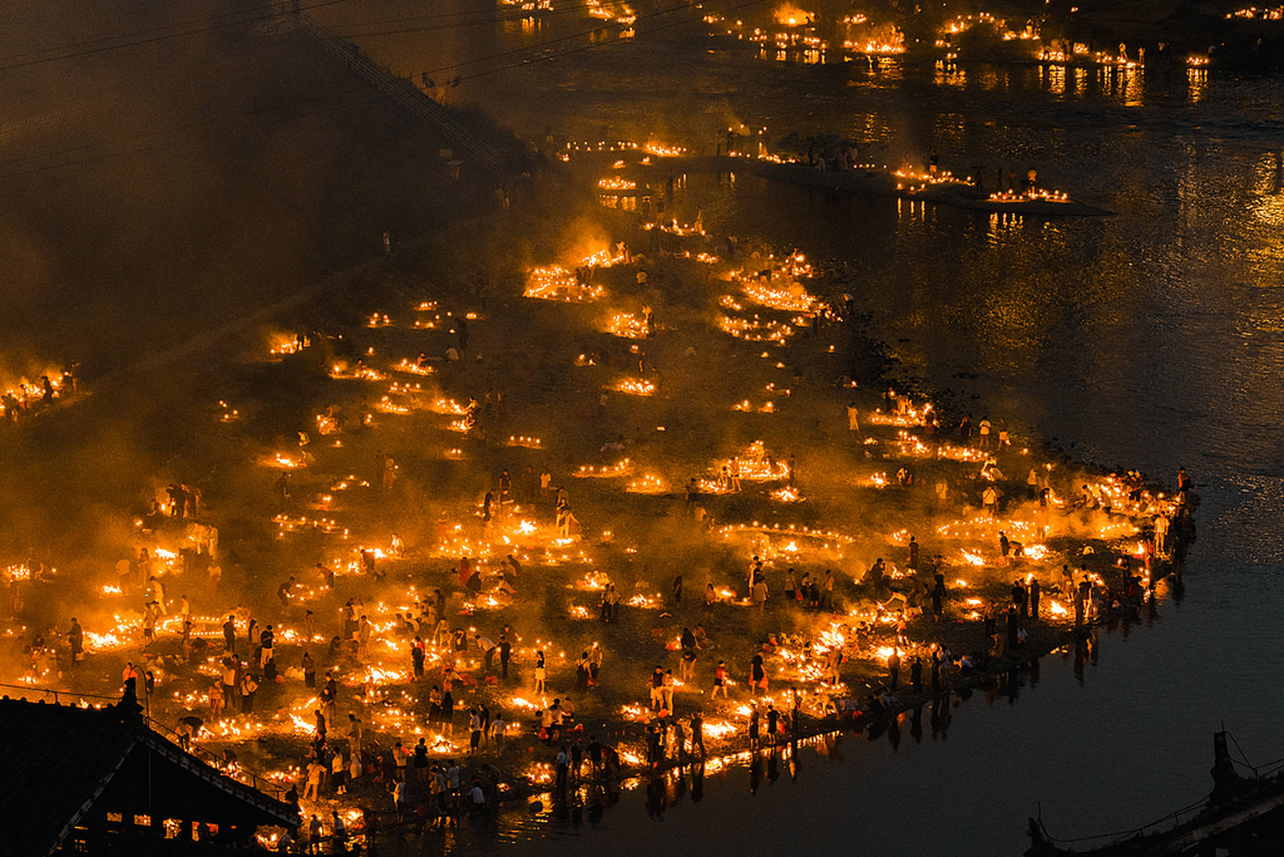 场面震撼！中元节贵州河边祭亲 火光燃起一片星空