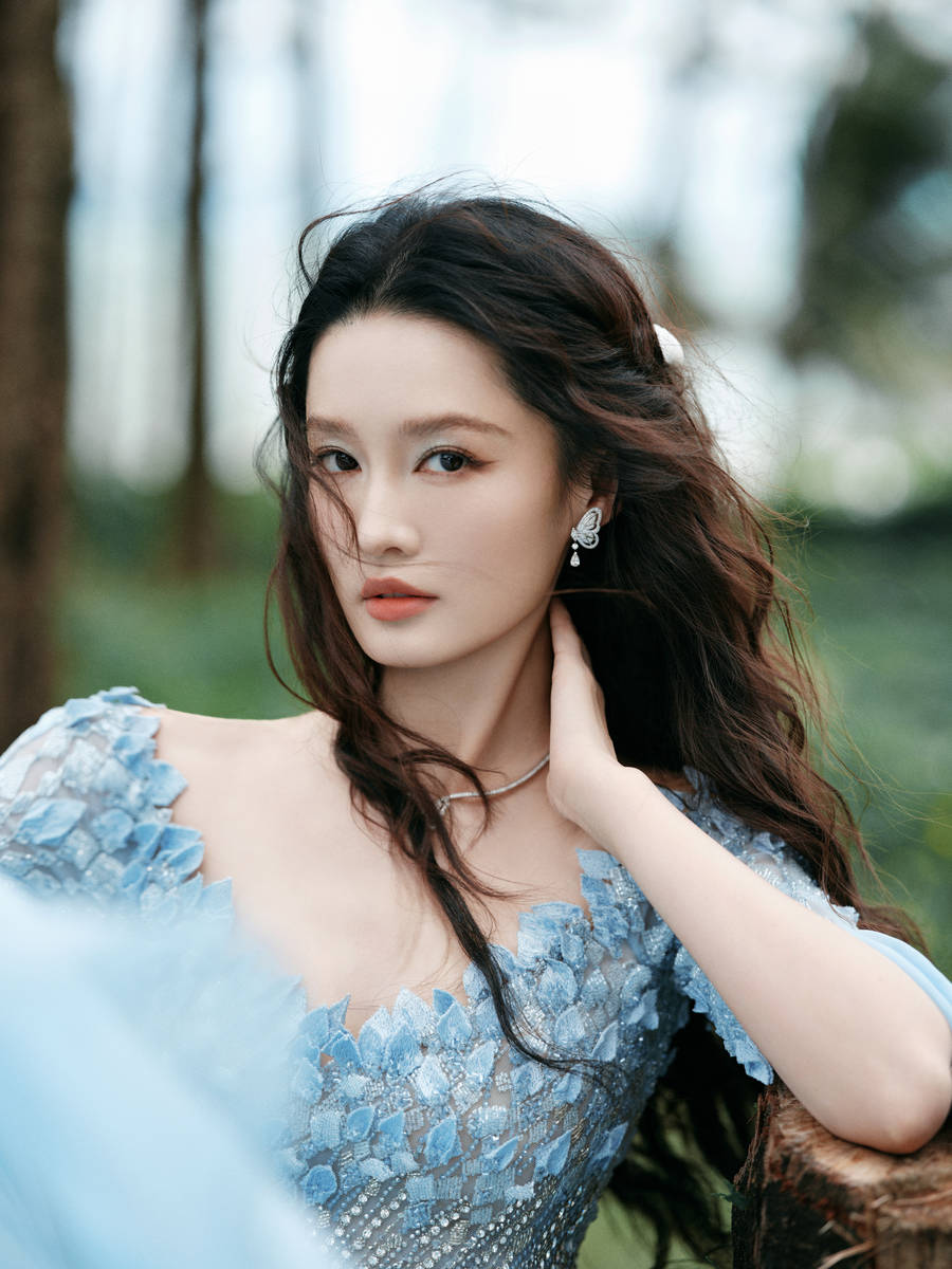 李沁穿蓝色礼裙仙气飘飘 卷发造型优雅俏皮