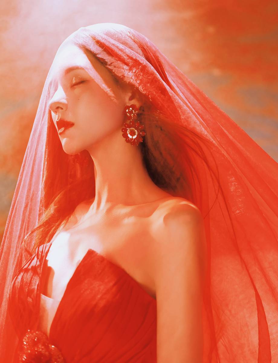 张予曦一袭抹胸长裙御姐范十足 红纱覆面神秘魅惑