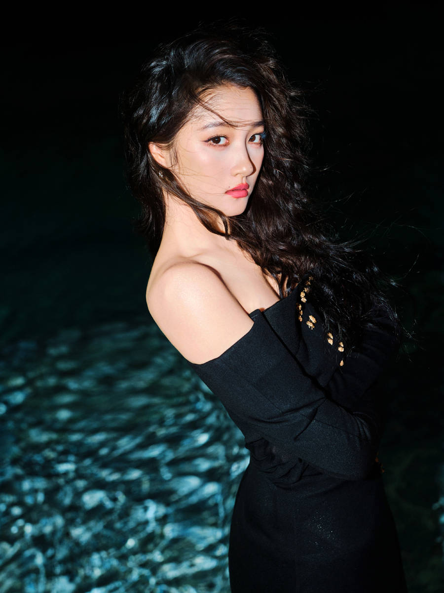 关晓彤穿黑色紧身裙气场全开 眼神凌厉御姐范十足