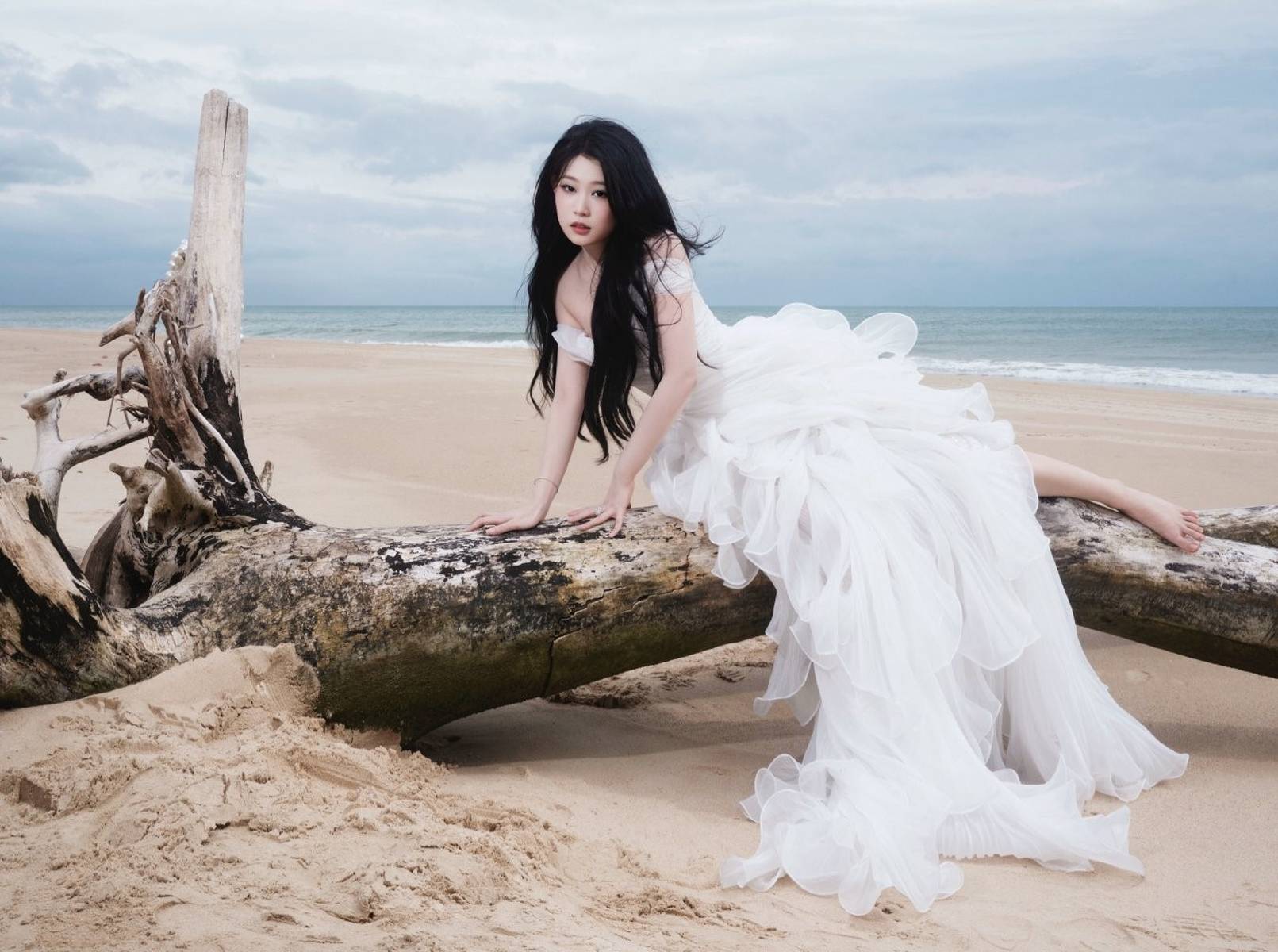 沈佳润穿白色露肩装灵动清冷 海边走红毯从容自信