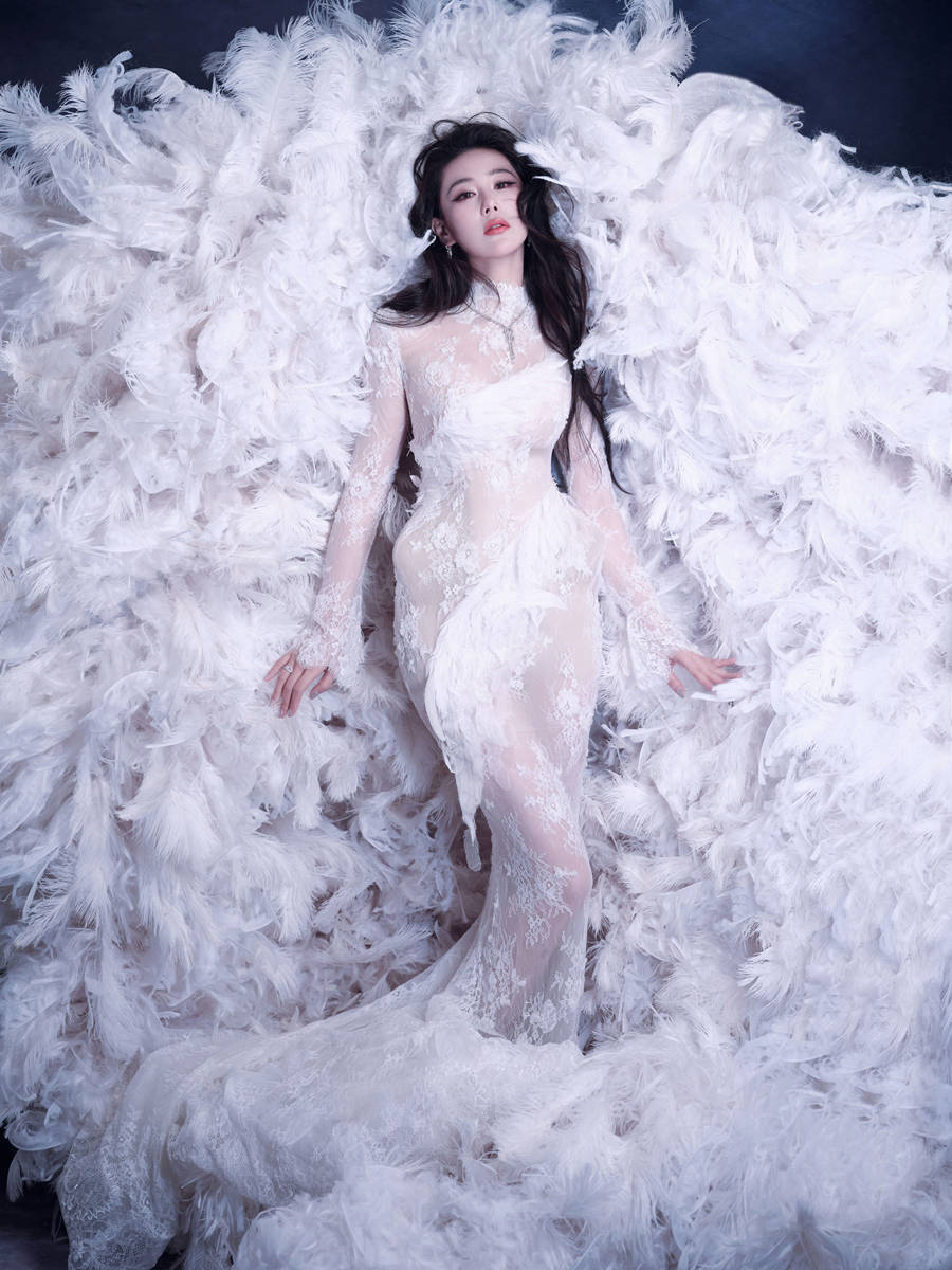 张馨予穿25斤拖尾礼服 秒变千年狐妖妩媚迷人