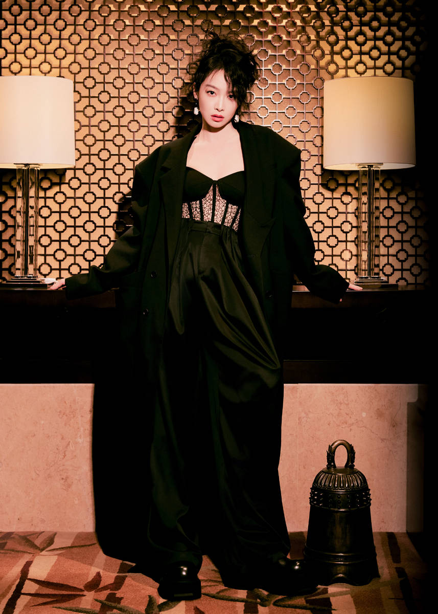 宋茜穿黑色蕾丝胸衣好性感 All Black造型又美又飒