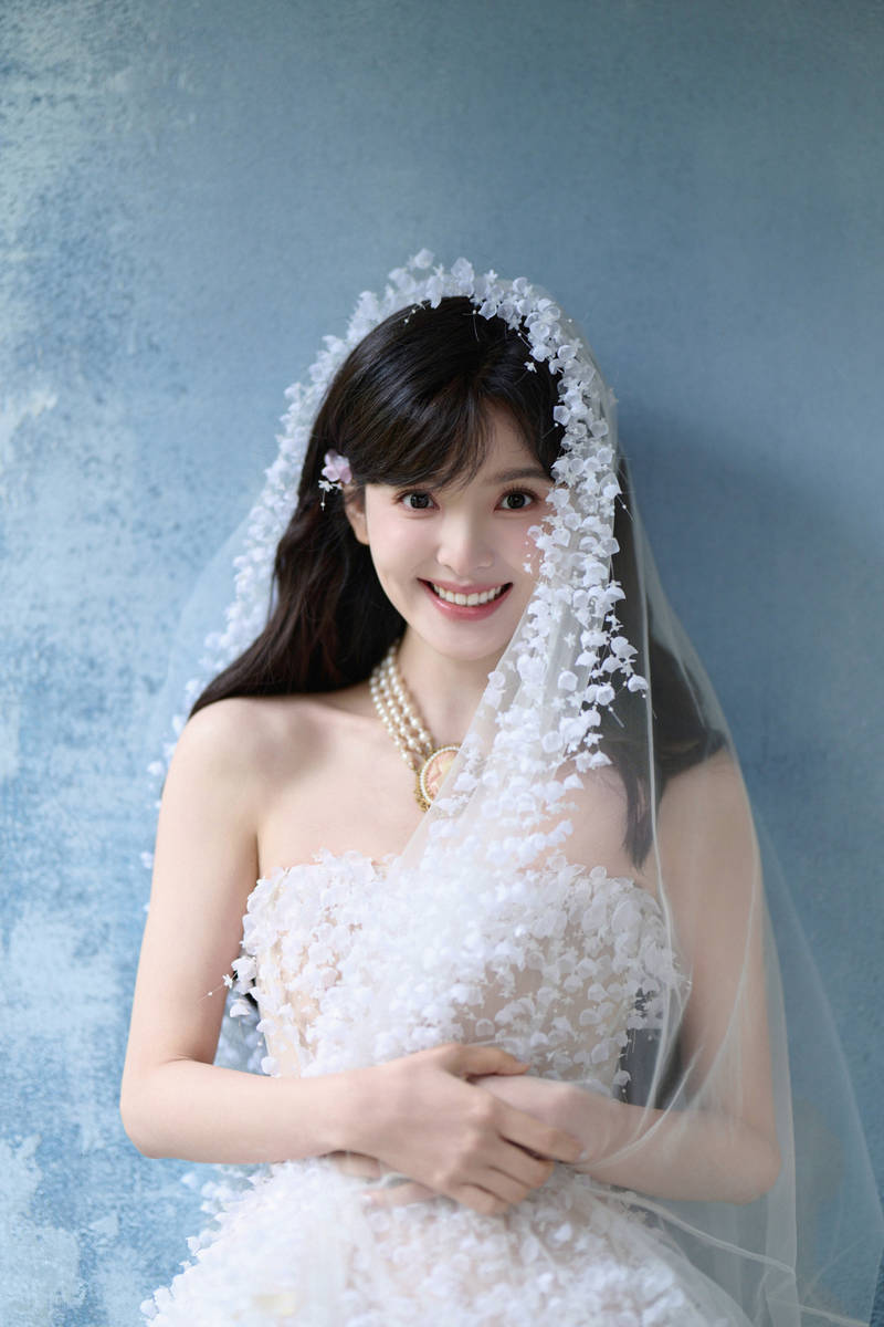 章若楠一身白裙清纯梦幻 戴碎花头纱纯欲感十足
