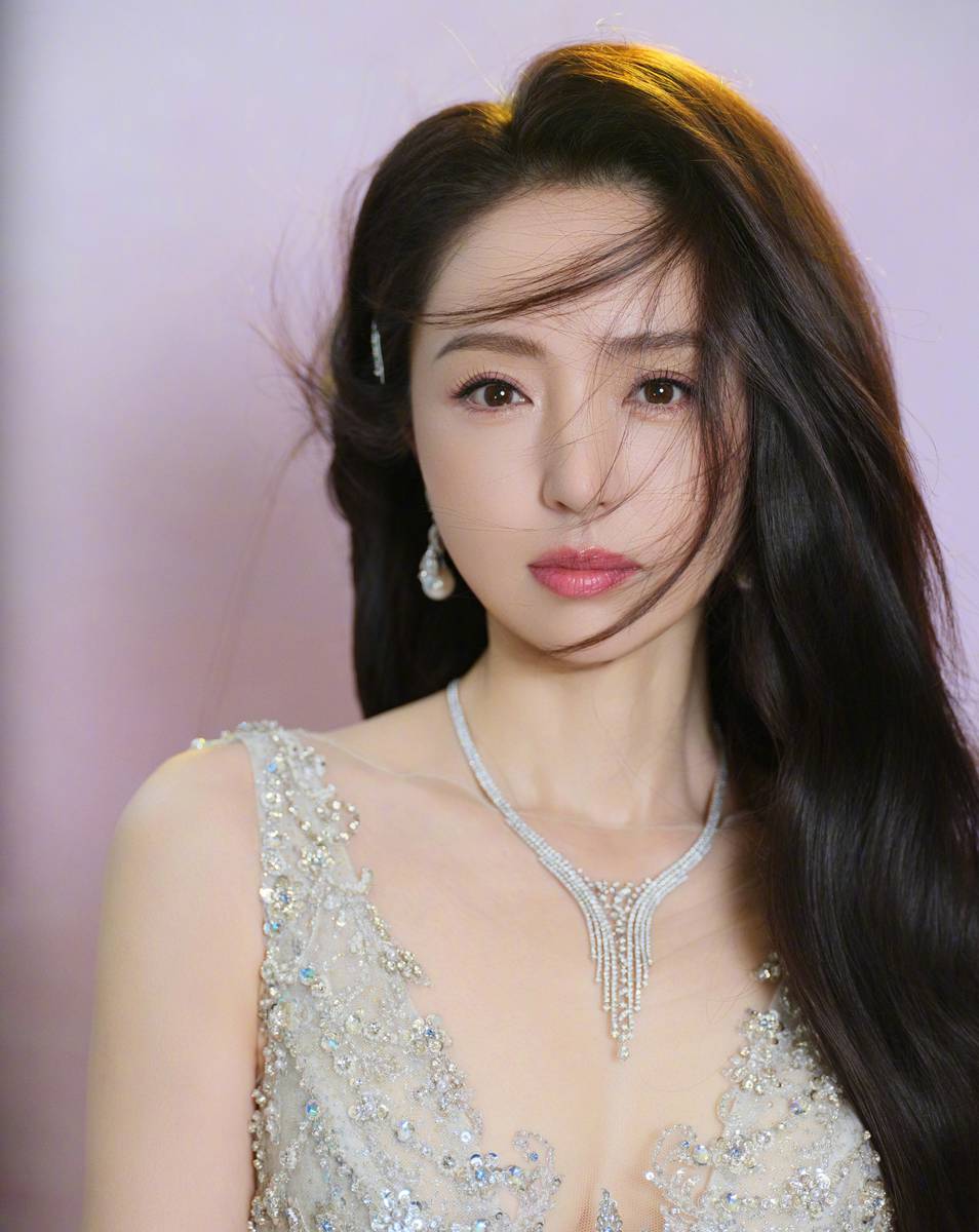 董璇穿碎钻礼裙笑容明媚 大波浪造型女神感十足