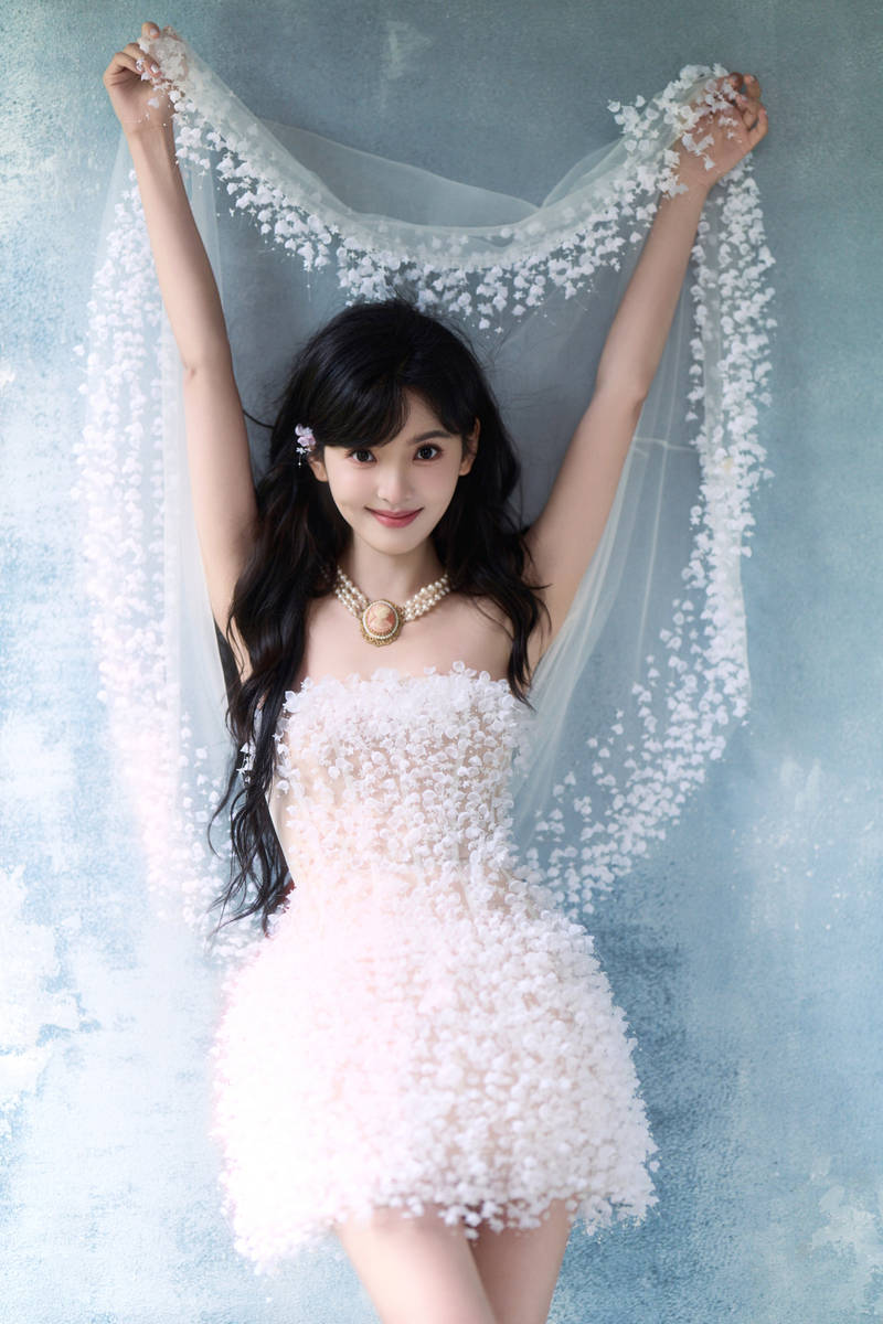 章若楠一身白裙清纯梦幻 戴碎花头纱纯欲感十足