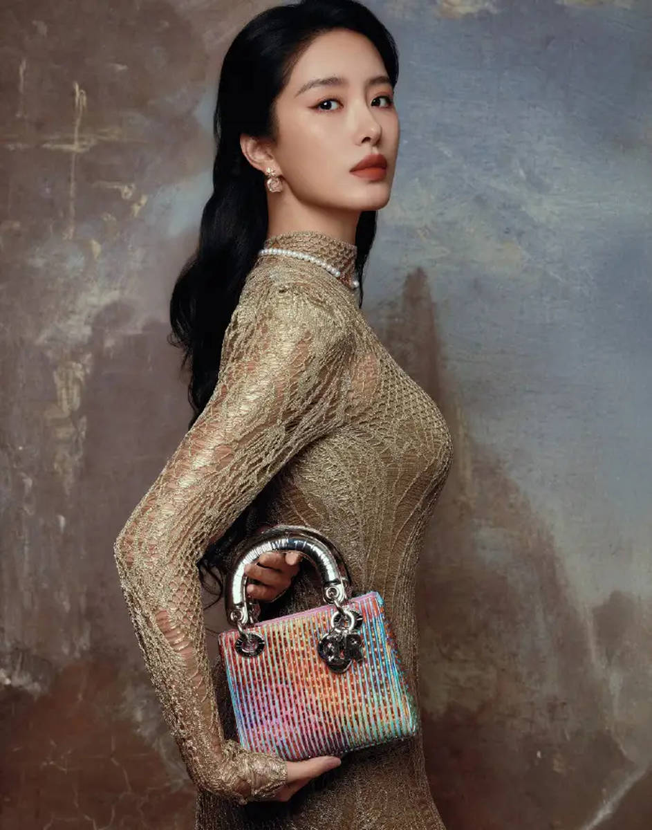 杨采钰穿鎏金长裙古典大气 躺在镜子前红唇吸睛