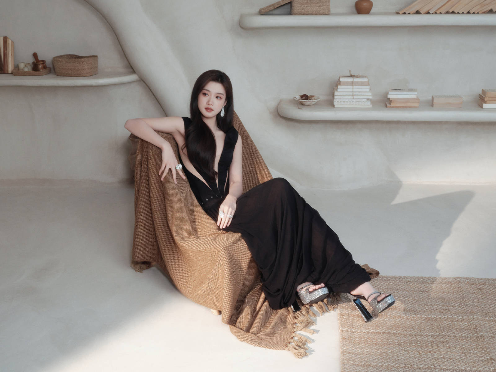 卢昱晓穿黑色镂空透视裙性感迷人 深V开到腰太惹眼