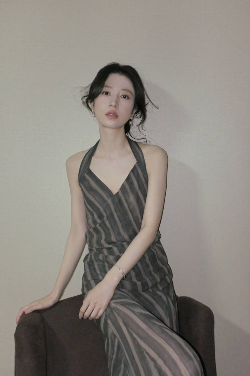 周雨彤穿挂脖长裙慵懒松弛 锁骨线条吸睛性感迷人-第2张图片-旧杳电影网