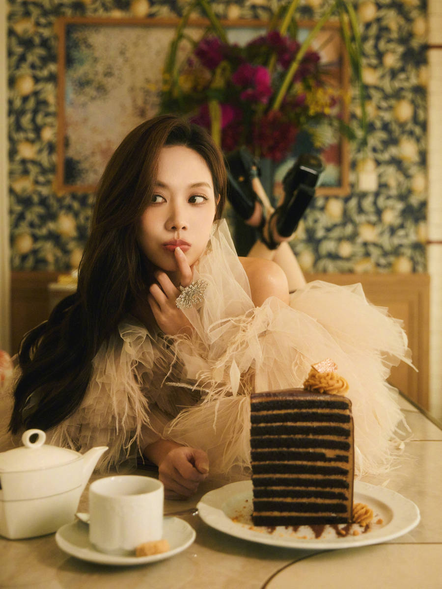 王霏霏穿抹胸露小蛮腰 手持甜品表情诱惑纯欲撩人