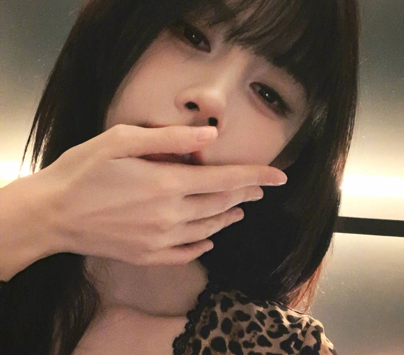 鞠婧祎穿豹纹上衣散发纯欲诱惑 黑发红唇性感慵懒