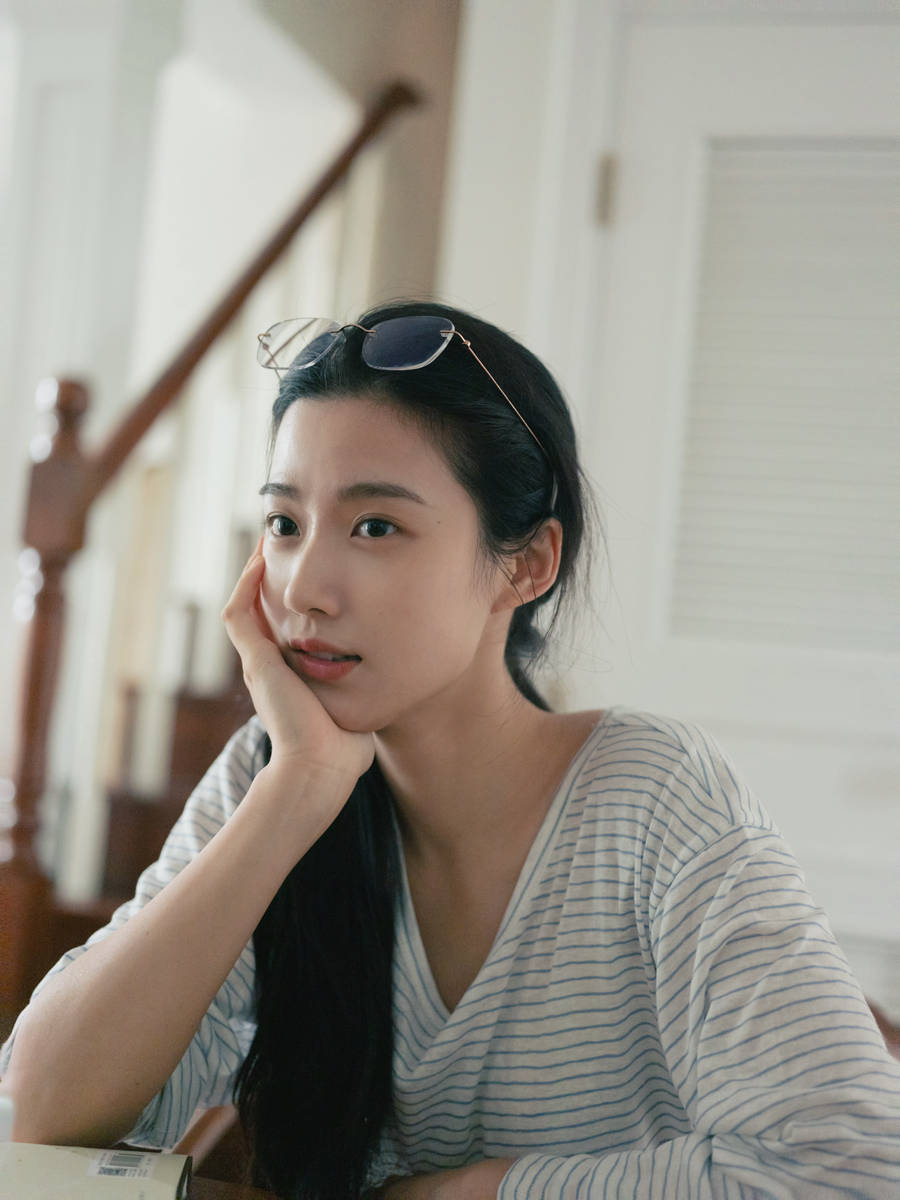 卢昱晓穿单肩上衣与小狗互动 回眸浅笑清纯甜美