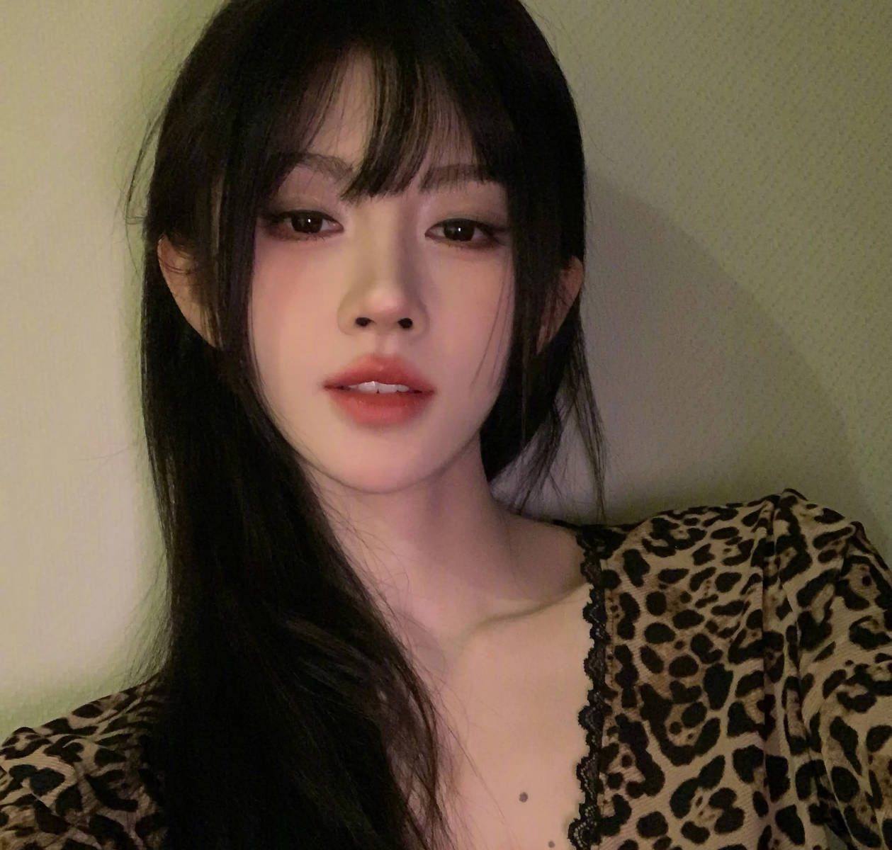 鞠婧祎穿豹纹上衣散发纯欲诱惑 黑发红唇性感慵懒