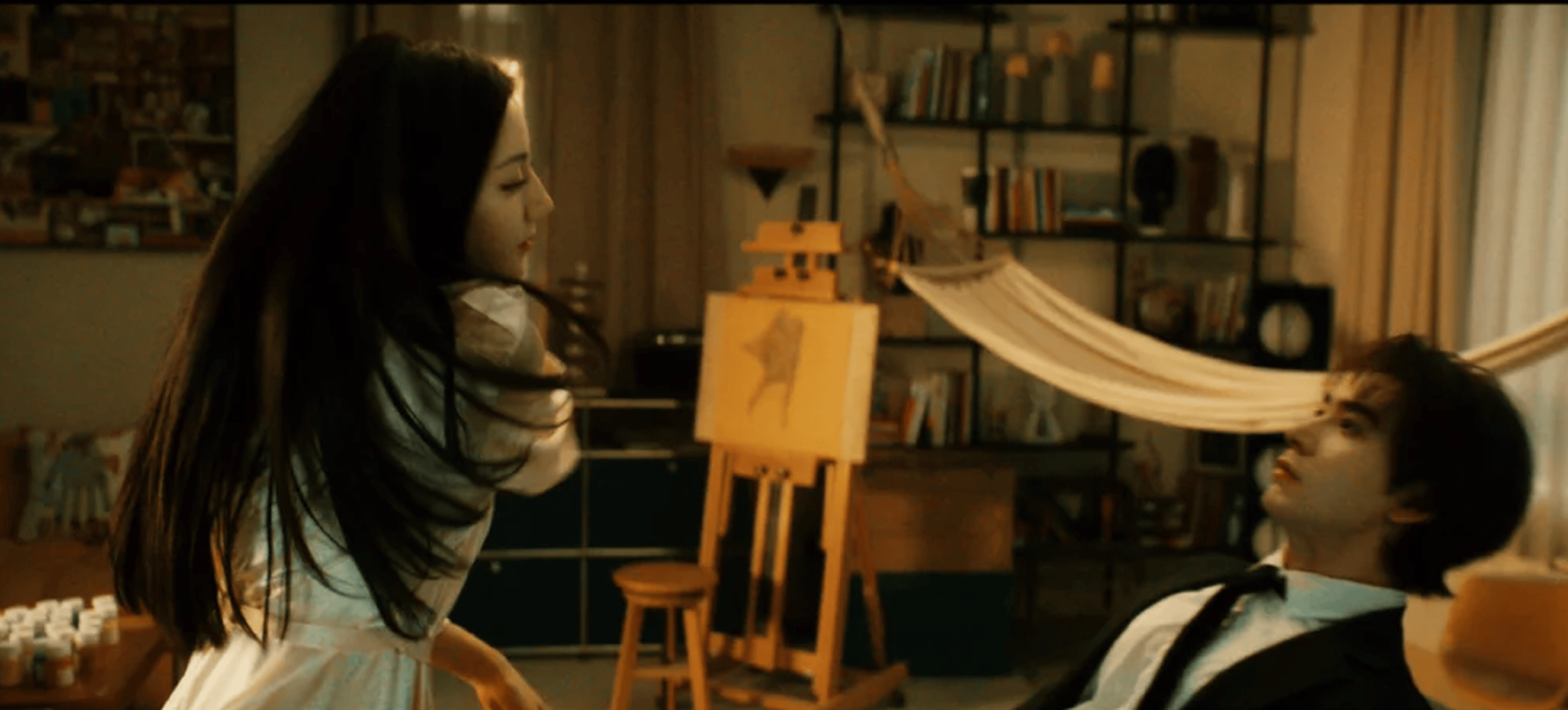 迪丽热巴陈星旭坐腿吻甜蜜养眼 两人同框CP感超强