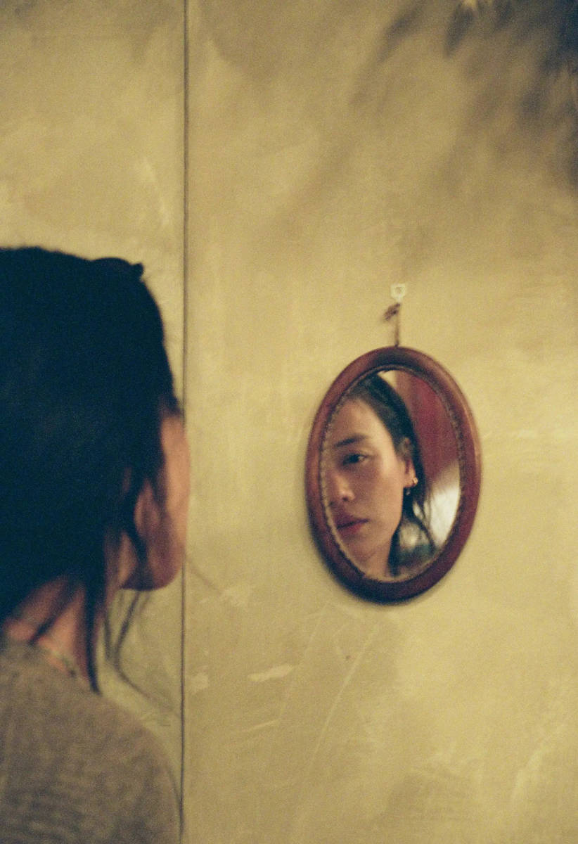 马思纯晒西西里岛旅游照！躺在礁石上吹海风好惬意