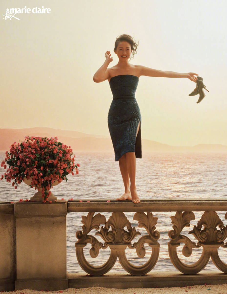 周迅的顶级松弛感太绝！倚栏远眺赤脚踏沙