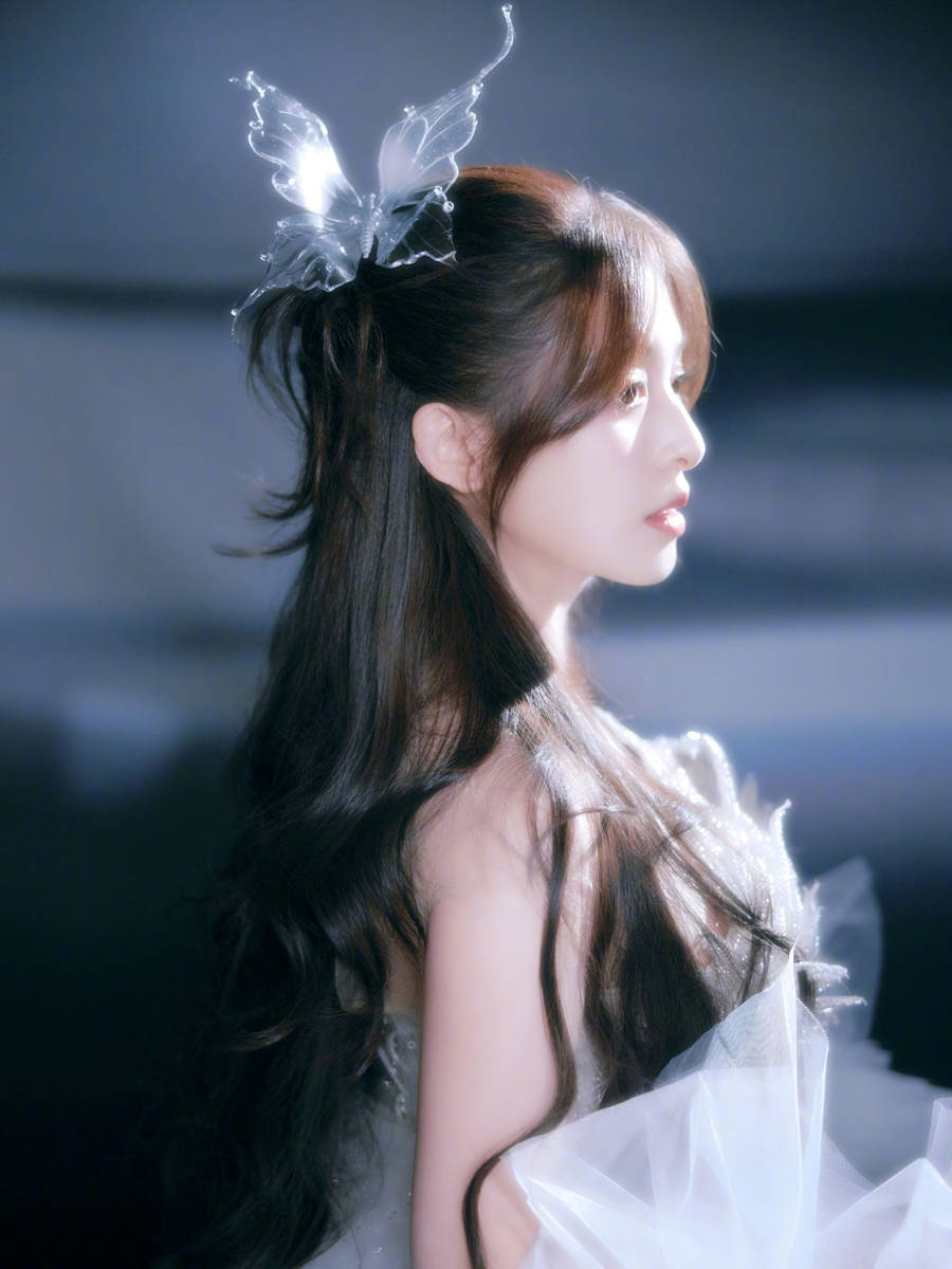 张含韵一身白裙化身优雅白天鹅 看向远方眼神温柔