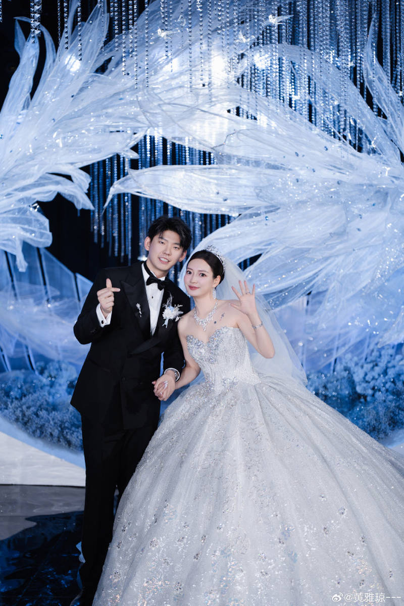 Chúc mừng đám cưới của nhà vô địch Huang Ya Qiong (Hoàng Á Quỳnh) và Liu Yu Chen (Lưu Ngọc Thần)