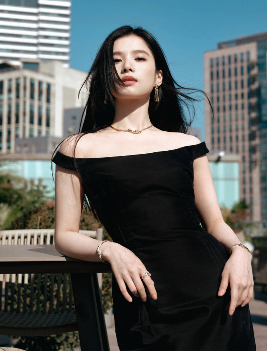 张婧仪穿一字肩黑裙好优雅 矜贵千金感溢出屏幕