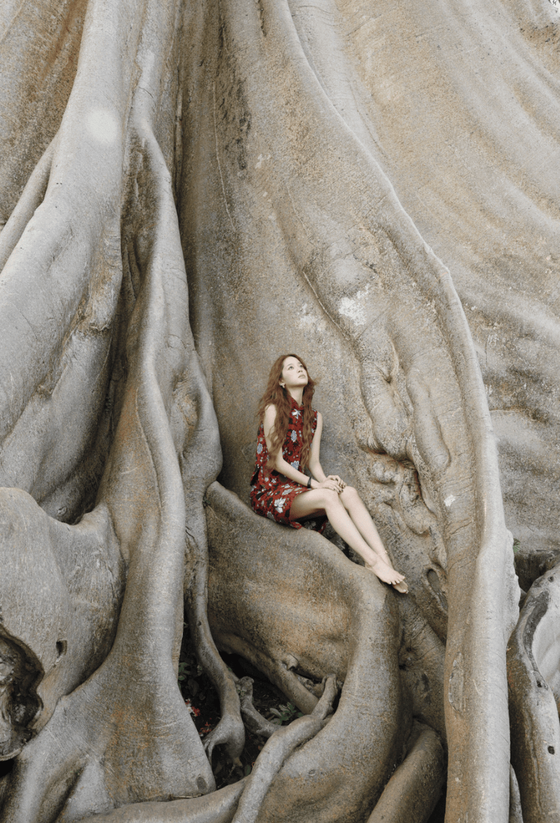 欧阳娜娜碎花裙融入自然里 静止与流动都透着美好-第1张图片-旧杳电影网