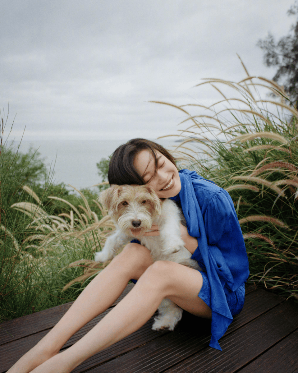 倪妮短发造型搭配精致饰件 抱着小狗松弛治愈