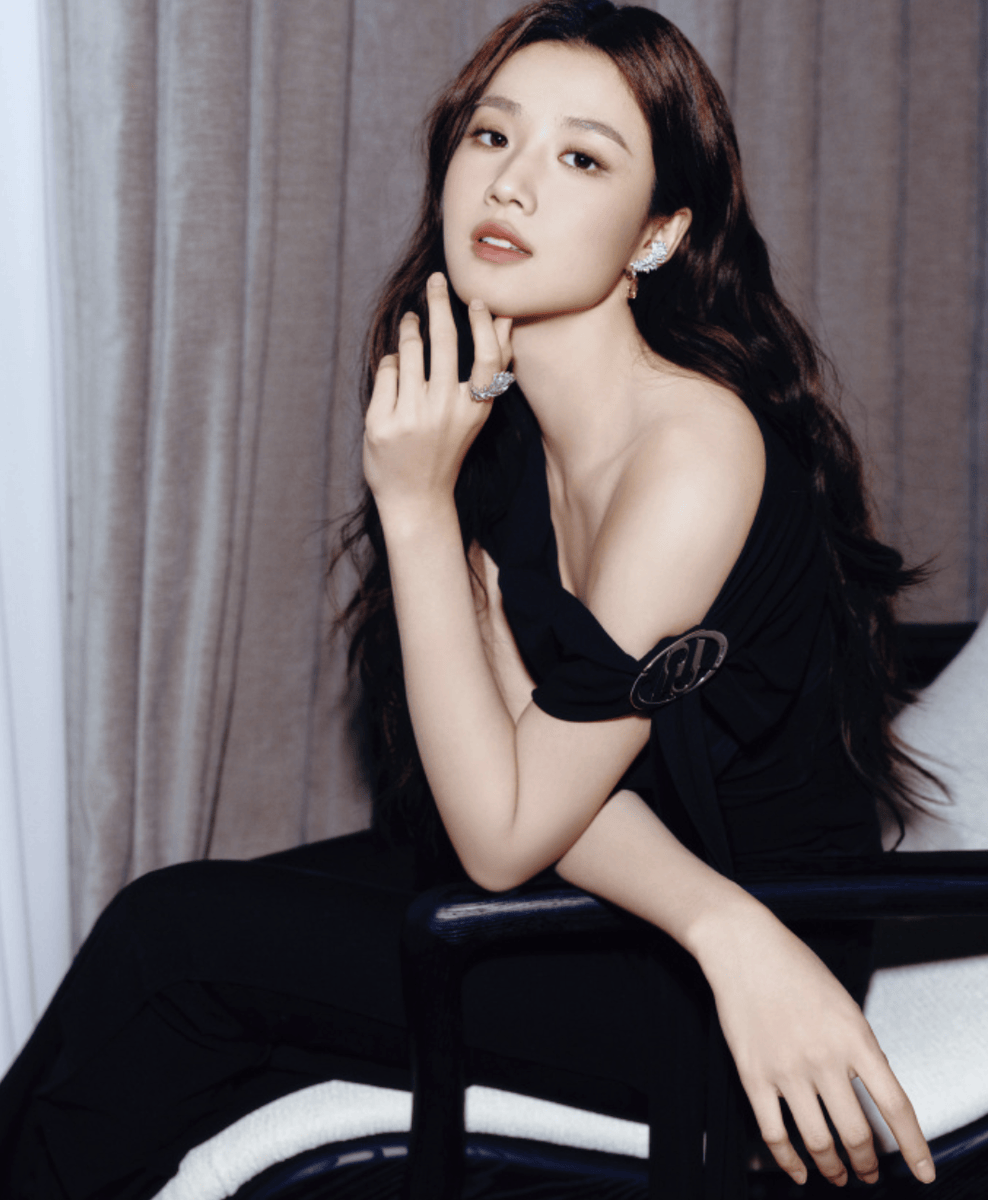 卢昱晓黑色露肩装勾勒优雅曲线 慵懒中藏昂扬气场