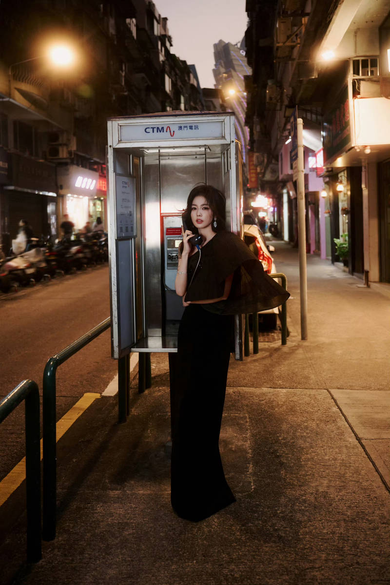 白鹿妩媚优雅身姿穿行夜色街头 复古港风美人风情