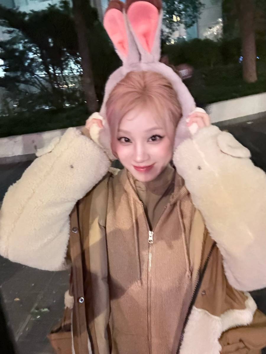 宋雨琦浅棕系穿搭慵懒舒适 兔耳造型尽显灵动娇憨