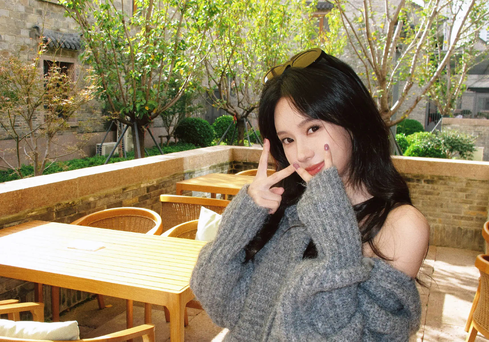 郑合惠子穿针织外套露香肩！甜笑wink少女感十足