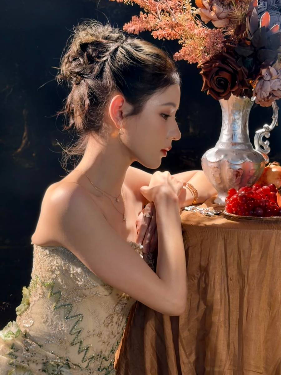 张予曦一袭鎏金裙好身材尽显 盘发造型优雅贵气