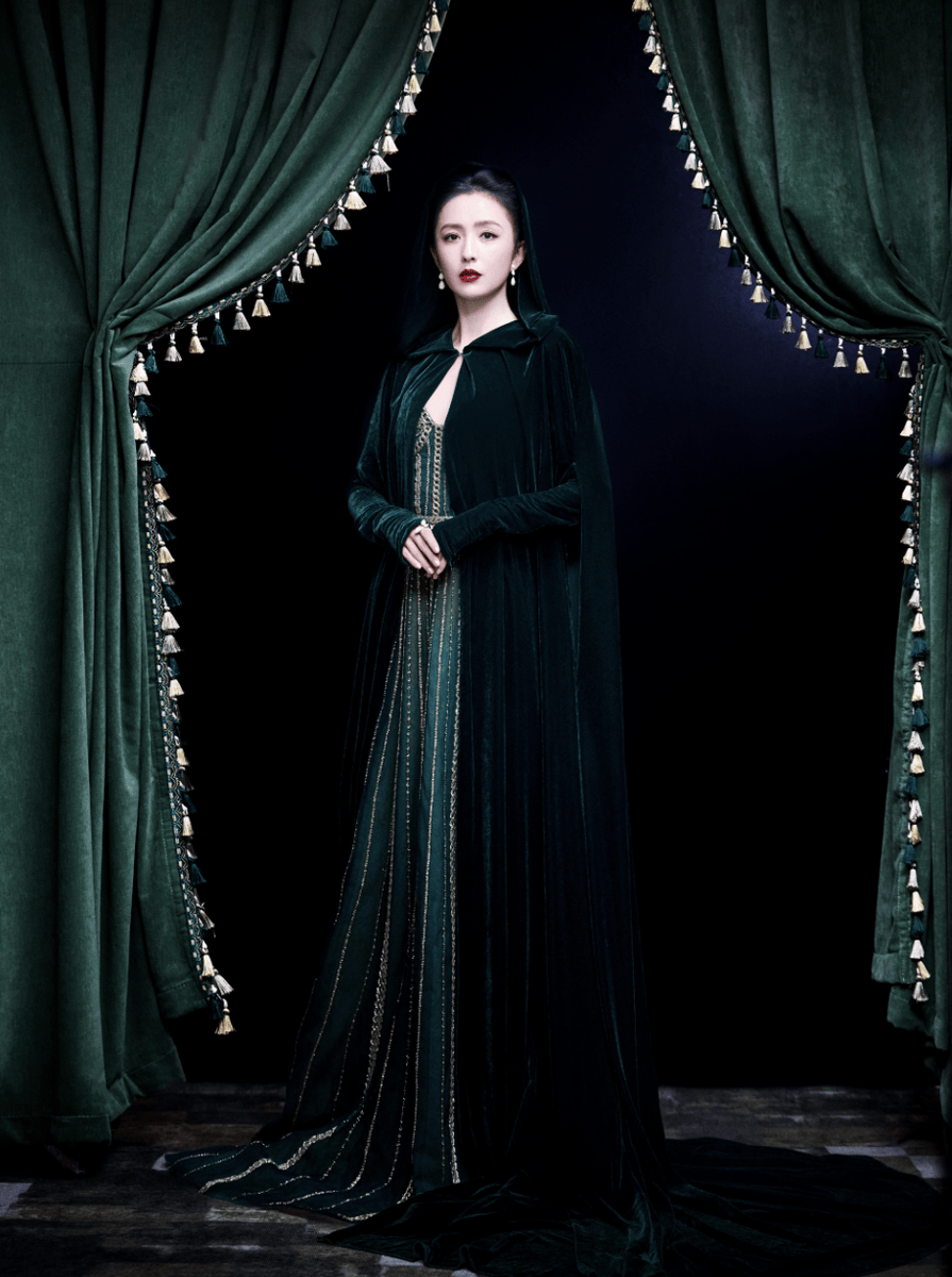 佟丽娅穿墨绿丝绒裙肩颈纤美 窈窕身姿优雅动人