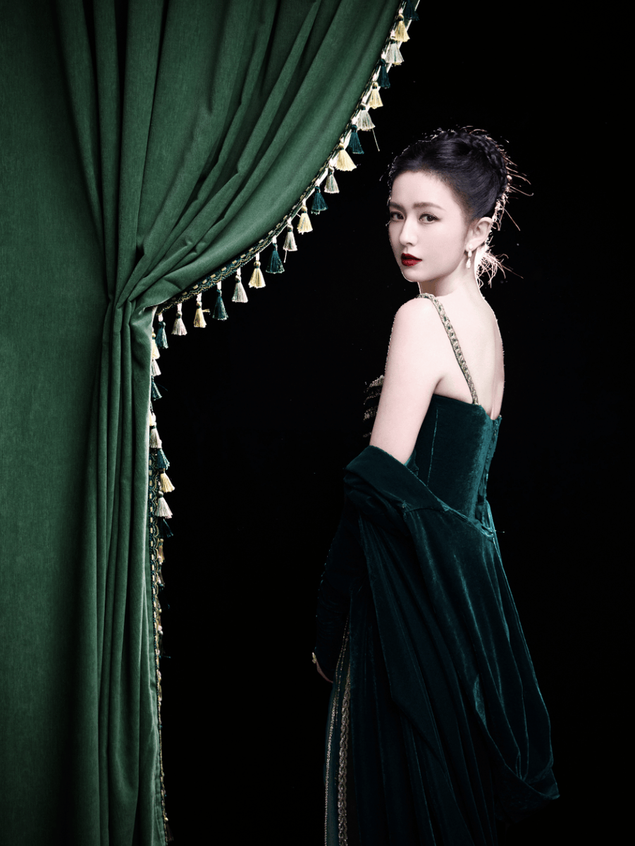 佟丽娅穿墨绿丝绒裙肩颈纤美 窈窕身姿优雅动人