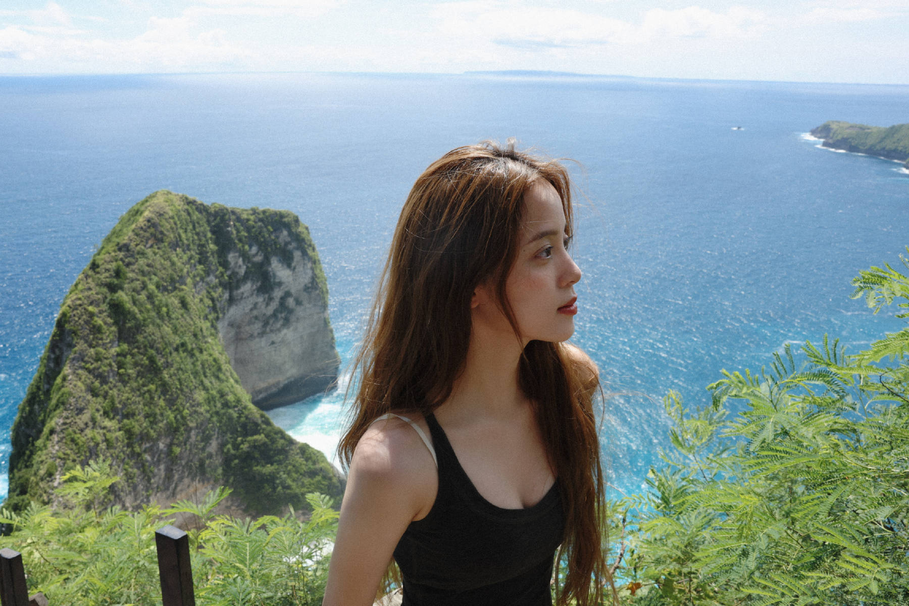 欧阳娜娜海边甜笑心情愉悦！穿紧身背心秀纤细蛮腰