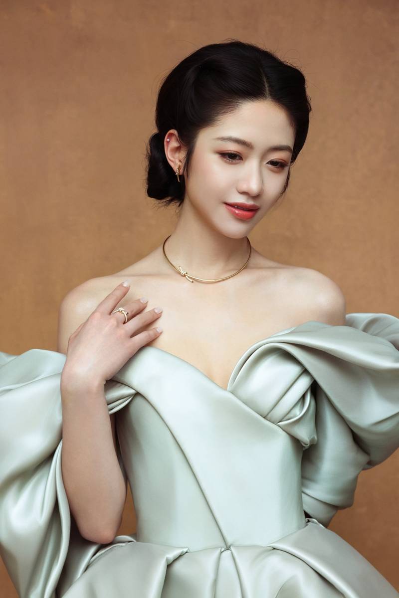 向涵之低头垂眸温婉动人 盘发造型优雅贵气