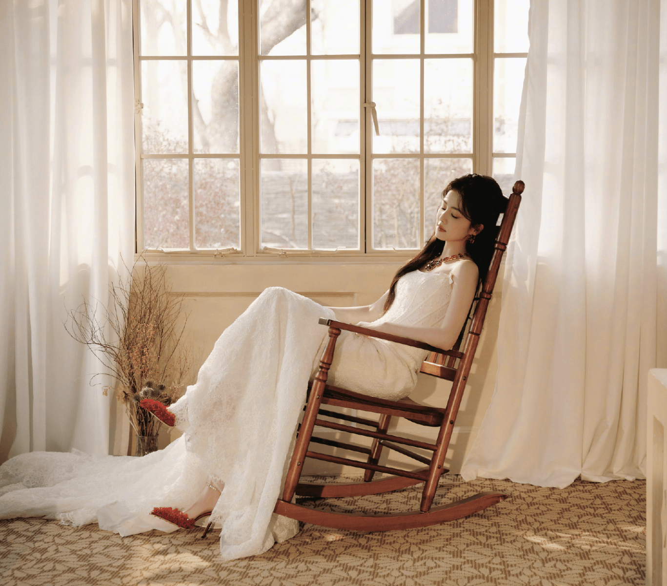 白鹿穿钻饰蕾丝礼裙秀窈窕身姿 公主气质温婉动人