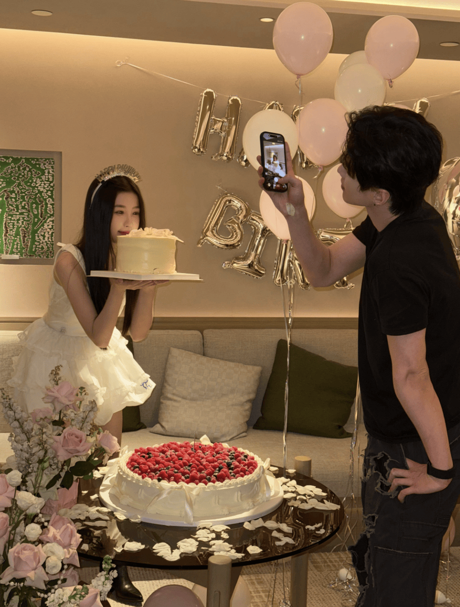 何与为虞书欣庆生互动亲昵 二人打扮潮酷男帅女美