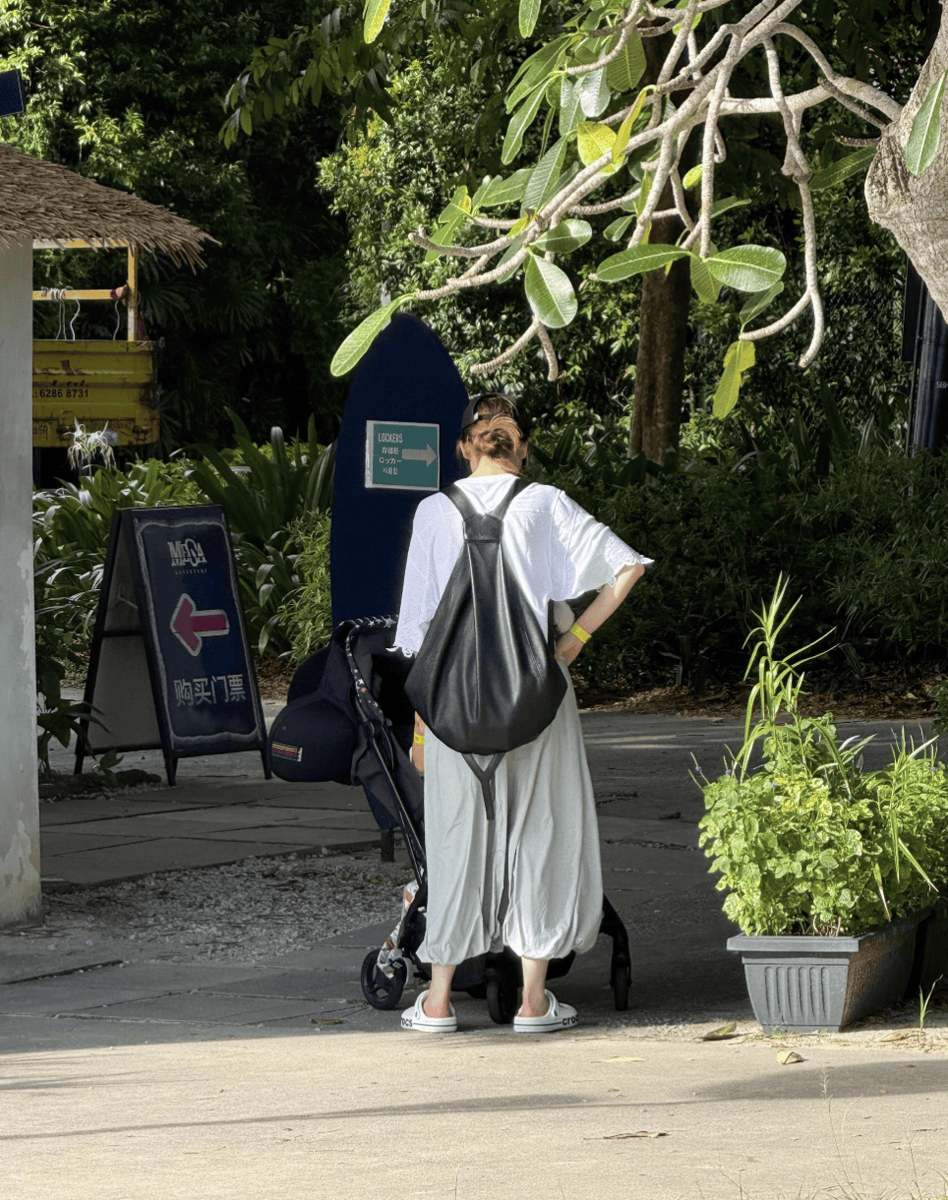 戚薇李承铉一家新加坡度假 女儿颜值出挑气质灵动