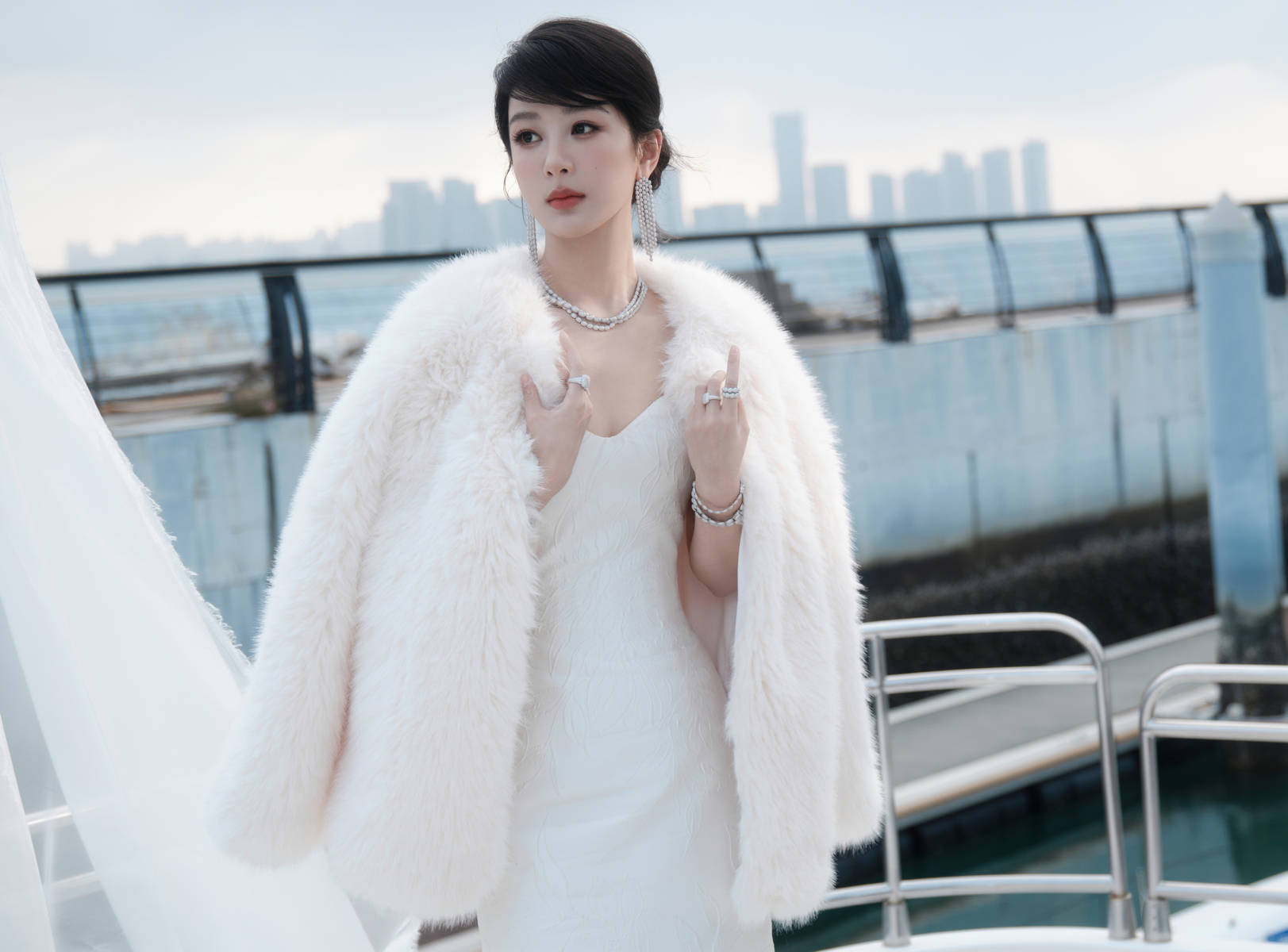 杨紫穿抹胸裙似优雅白天鹅！绽放温柔笑容美貌养眼