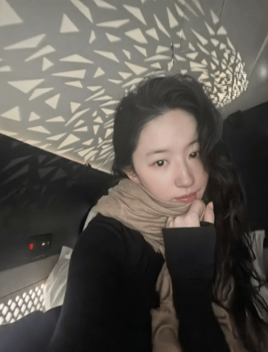 刘亦菲休闲穿搭状态松弛 漫步街头自由随性