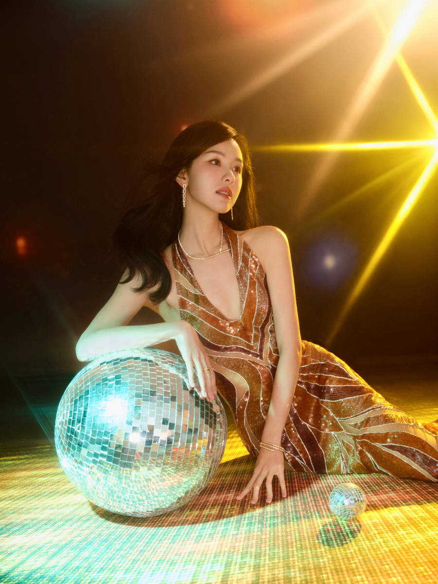陈都灵穿鎏金亮片裙气质冷艳 双臂环抱抬眸性感
