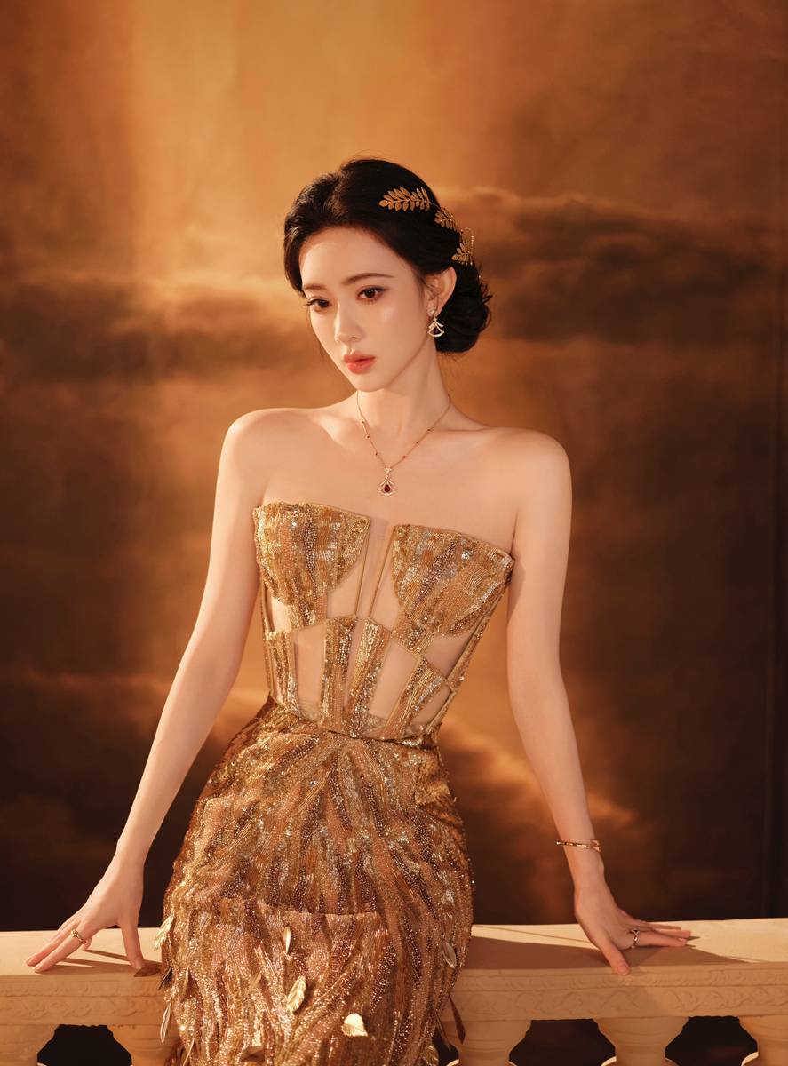 孟子义手持弯弓宛如神女降临 露白皙美背慵懒神秘