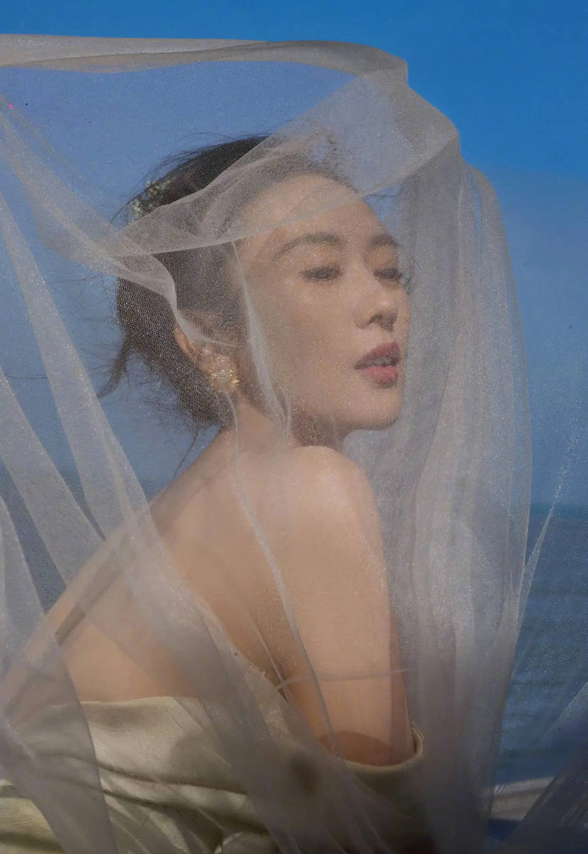 童瑶穿白玫瑰抹胸裙气质佳 海边露明媚笑容好养眼