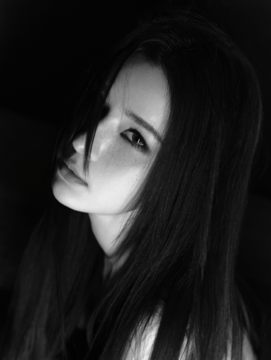 哈尼克孜全黑造型高级酷飒 黑色丝袜衬出冷艳质感