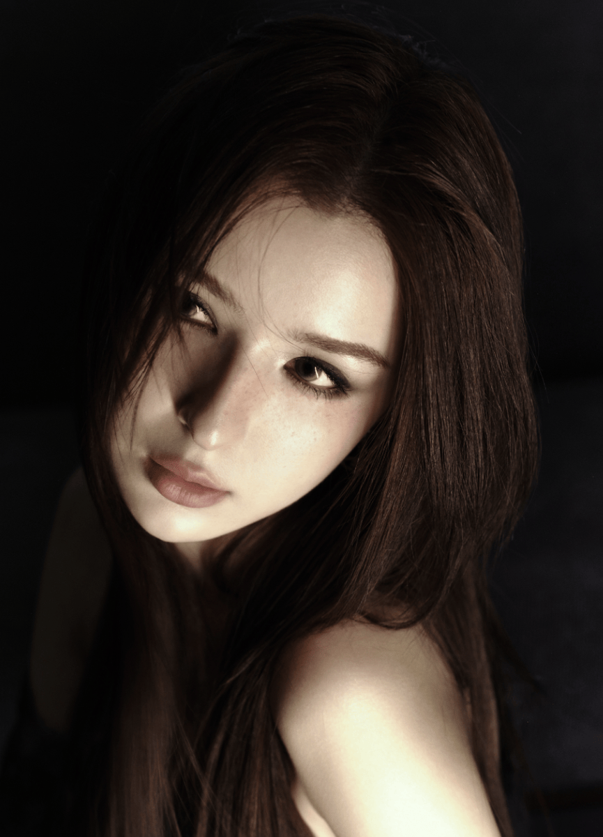 哈尼克孜全黑造型高级酷飒 黑色丝袜衬出冷艳质感