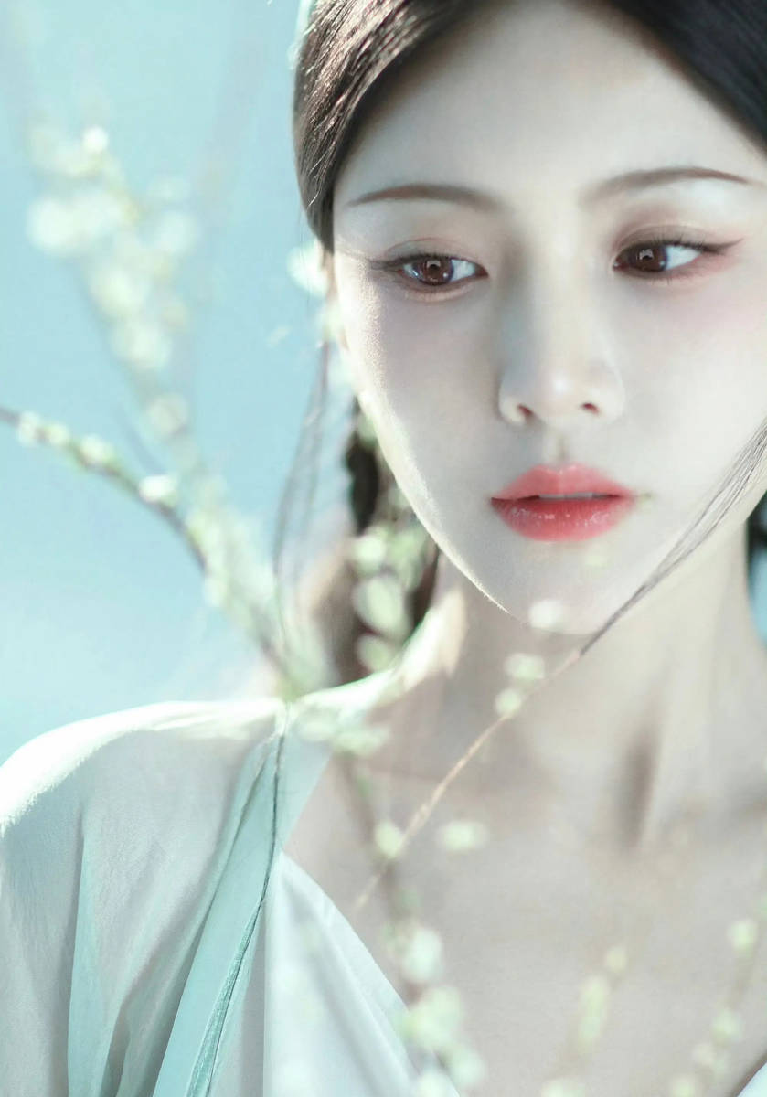 王灿挑战古装造型端庄大气 手拿白色花朵明媚动人