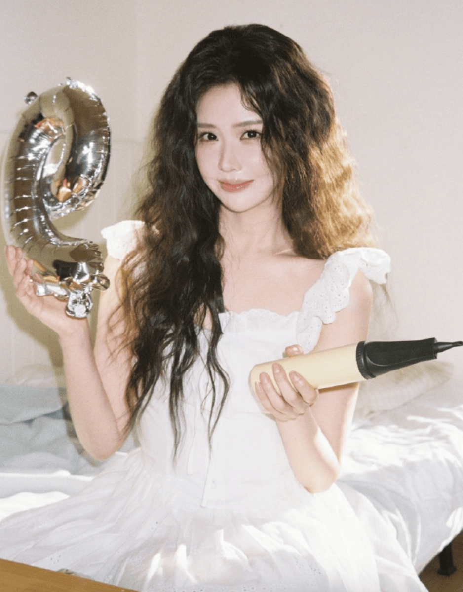 王艺瑾穿白蕾丝裙温柔灵动 雀斑妆精致亮眼